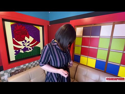 ❤️ Cutie Japanese pẹlu awọn omu nla ṣe baraenisere pẹlu awọn nkan isere ibalopọ ati pe o ni orgasm kan. O sọrọ ninu ifọrọwanilẹnuwo kan nipa iriri onibaje rẹ. Awọn ori omu nla ati obo ti o ni irun ti n kerora. Osaka onihoho ❤️ Ibalopo ❤